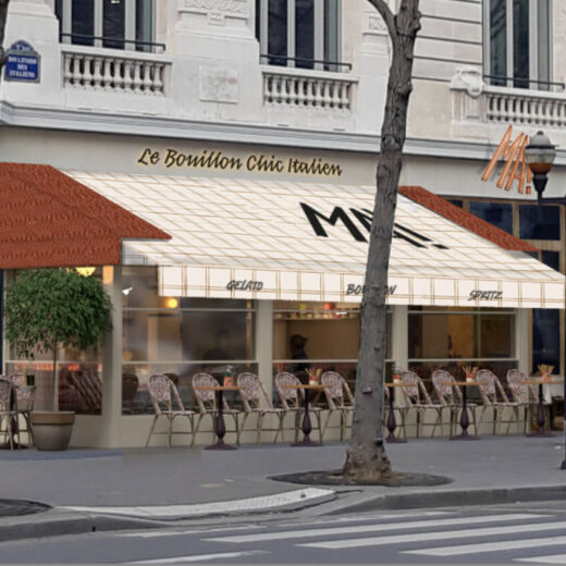 Terrasse d’un restaurant “Le Bouillon Chic Italien” avec auvent et rangée de chaises sur le trot-toir.