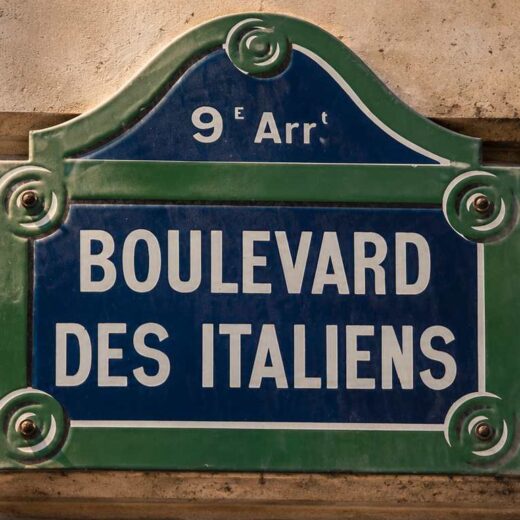 Plaque de rue « Boulevard des Italiens » dans le 9ᵉ arrondissement de Paris, photographiée sur une façade en pierre dans une ambiance chaleureuse rappelant l'univers du Bouillon Chic Italien.